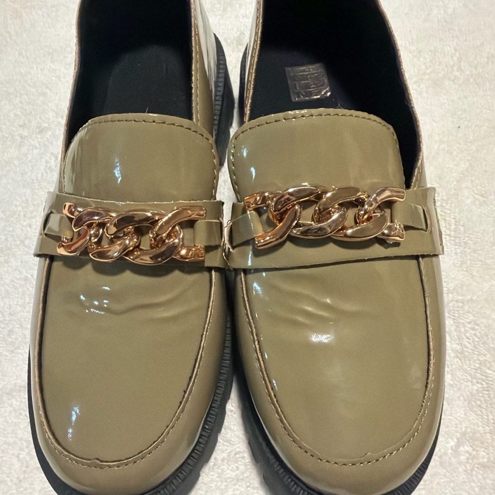 Men's Tan Loafers with Gold Chain